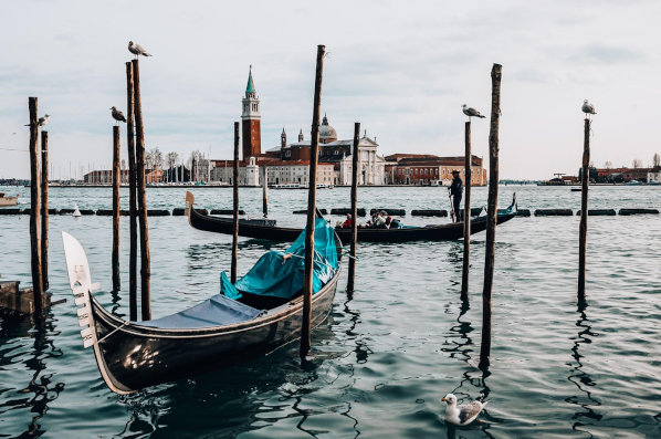 Gondola con campanile di San Marco sullo sfondo a Venezia