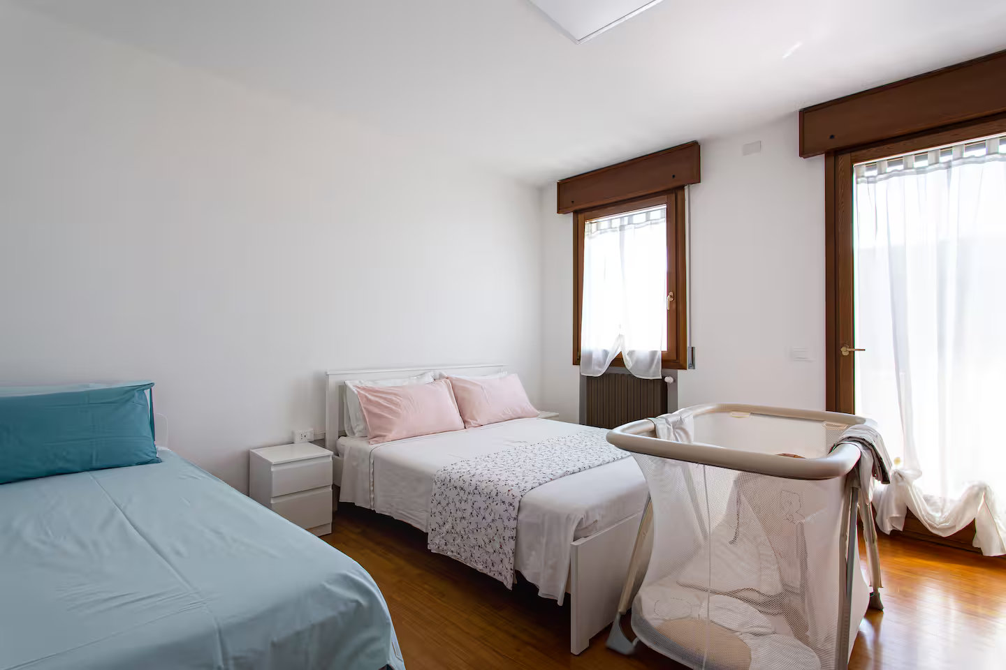 Camera con letto matrimoniale, letto singolo e lettino