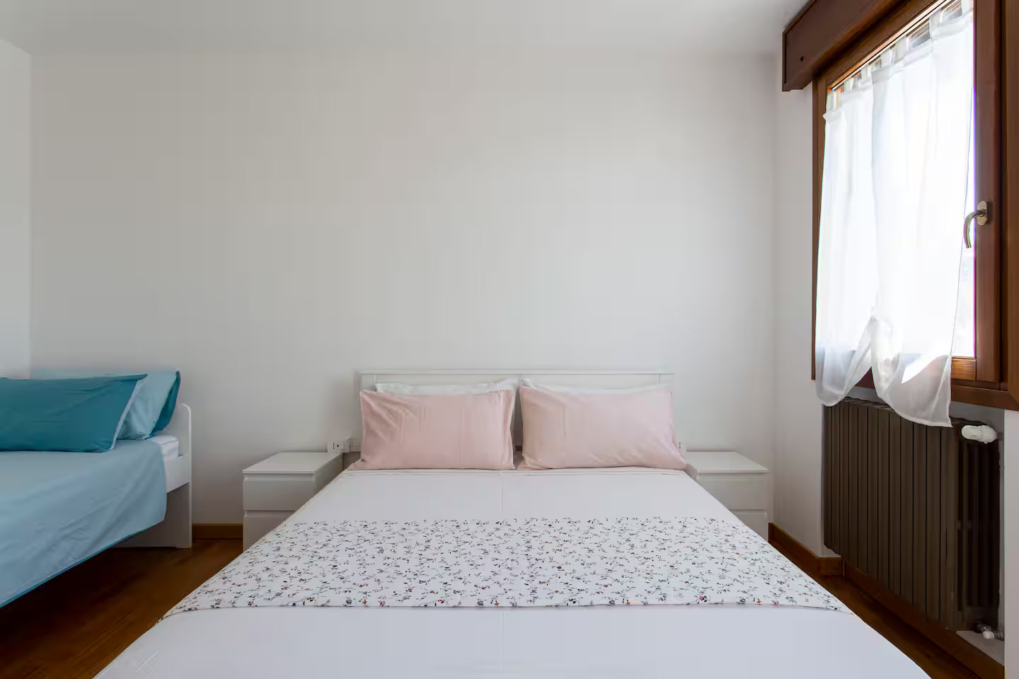 Camera con letto matrimoniale, letto singolo e lettino