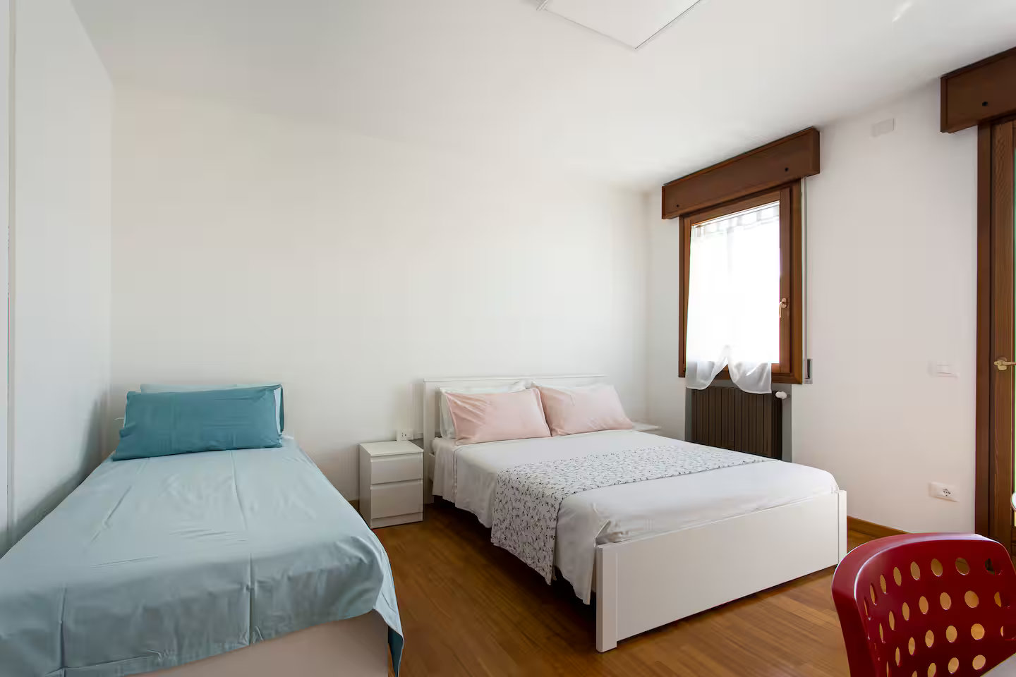 Camera con letto matrimoniale, letto singolo e lettino