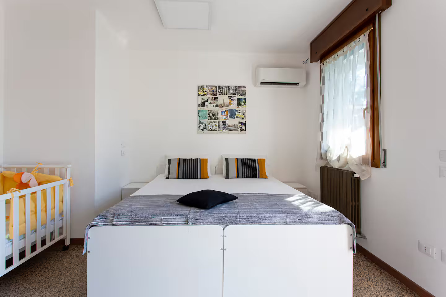 Camera con letto matrimoniale e lettino per bambini