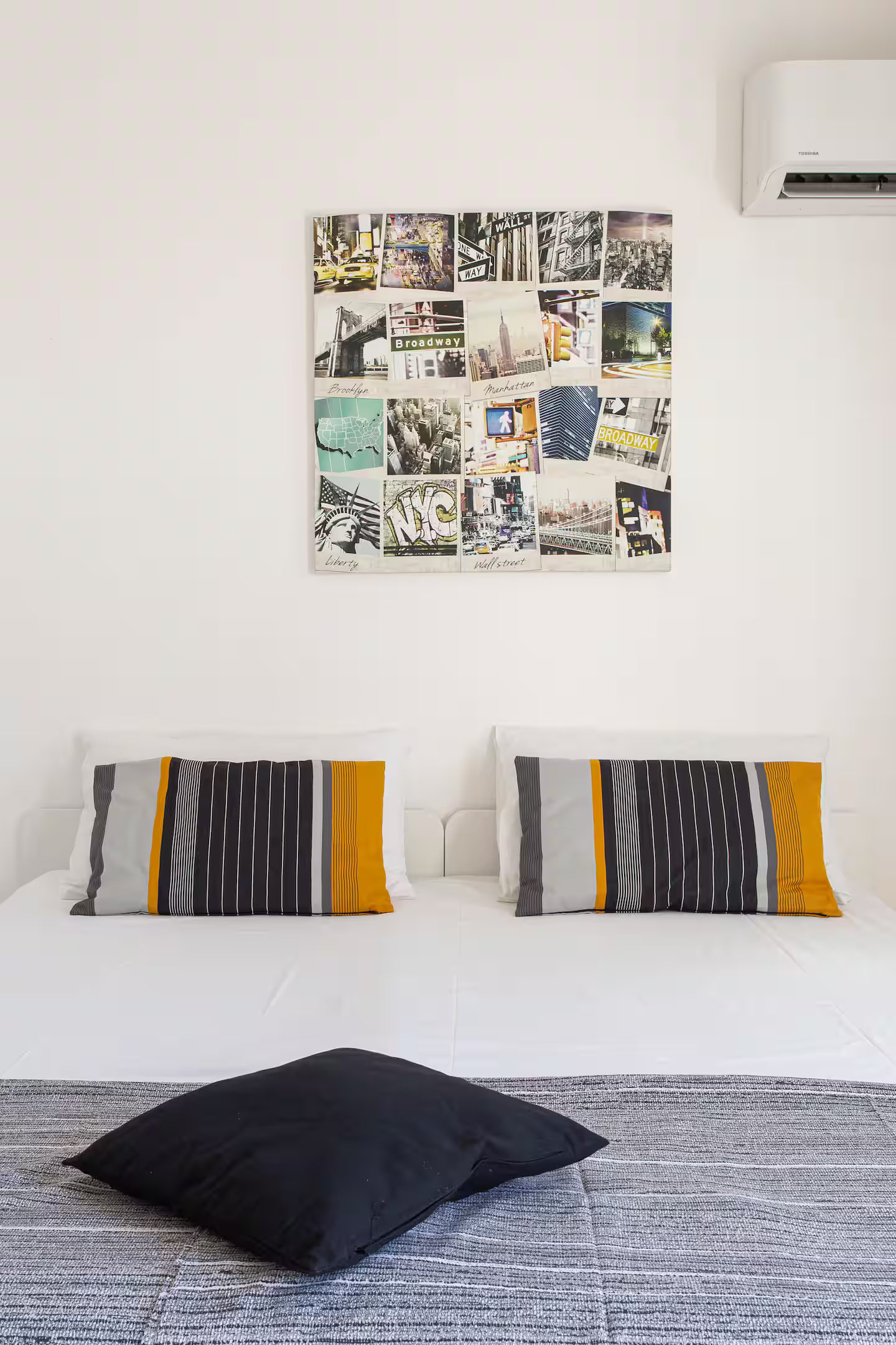 Camera con letto matrimoniale e lettino per bambini