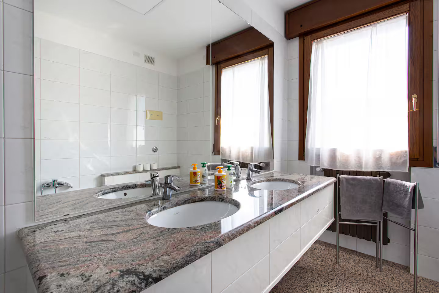 Bagno con doppio lavabo