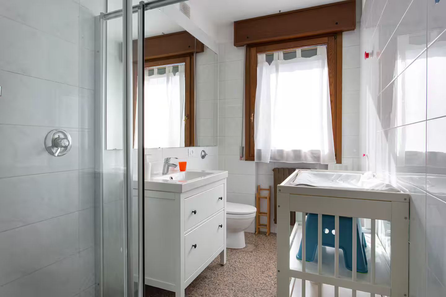 Bagno con doccia e fasciatoio