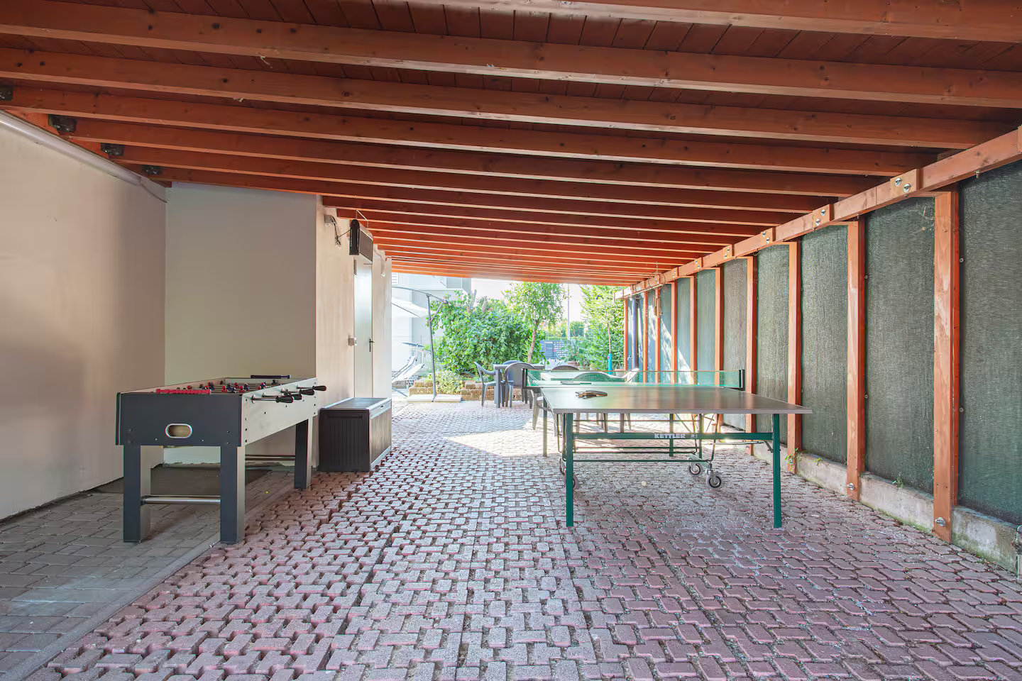 Area giochi con ping pong e calcio balilla