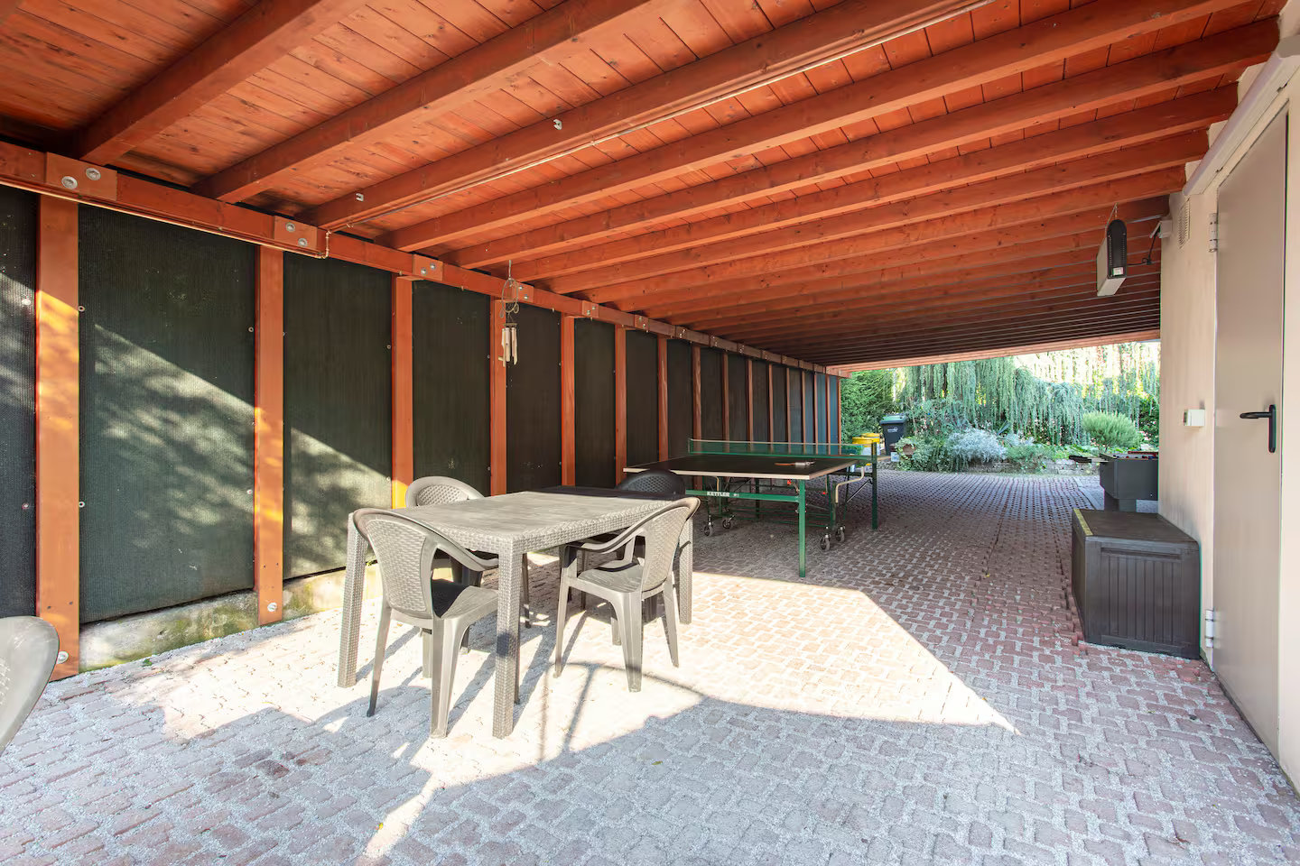 Area giochi con ping pong e calcio balilla