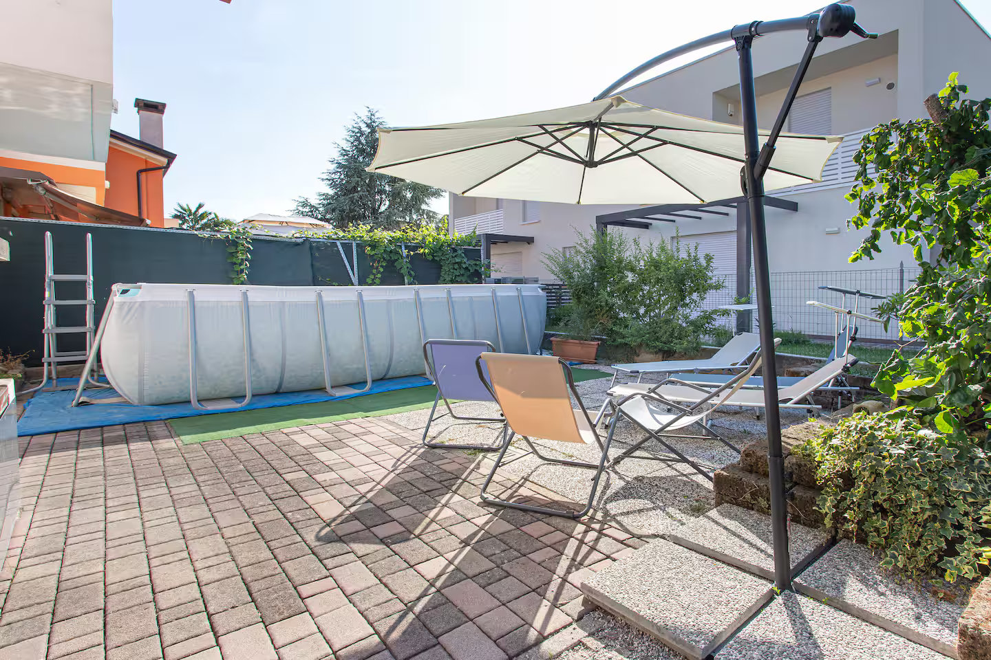 Area relax con ombrellone e lettini